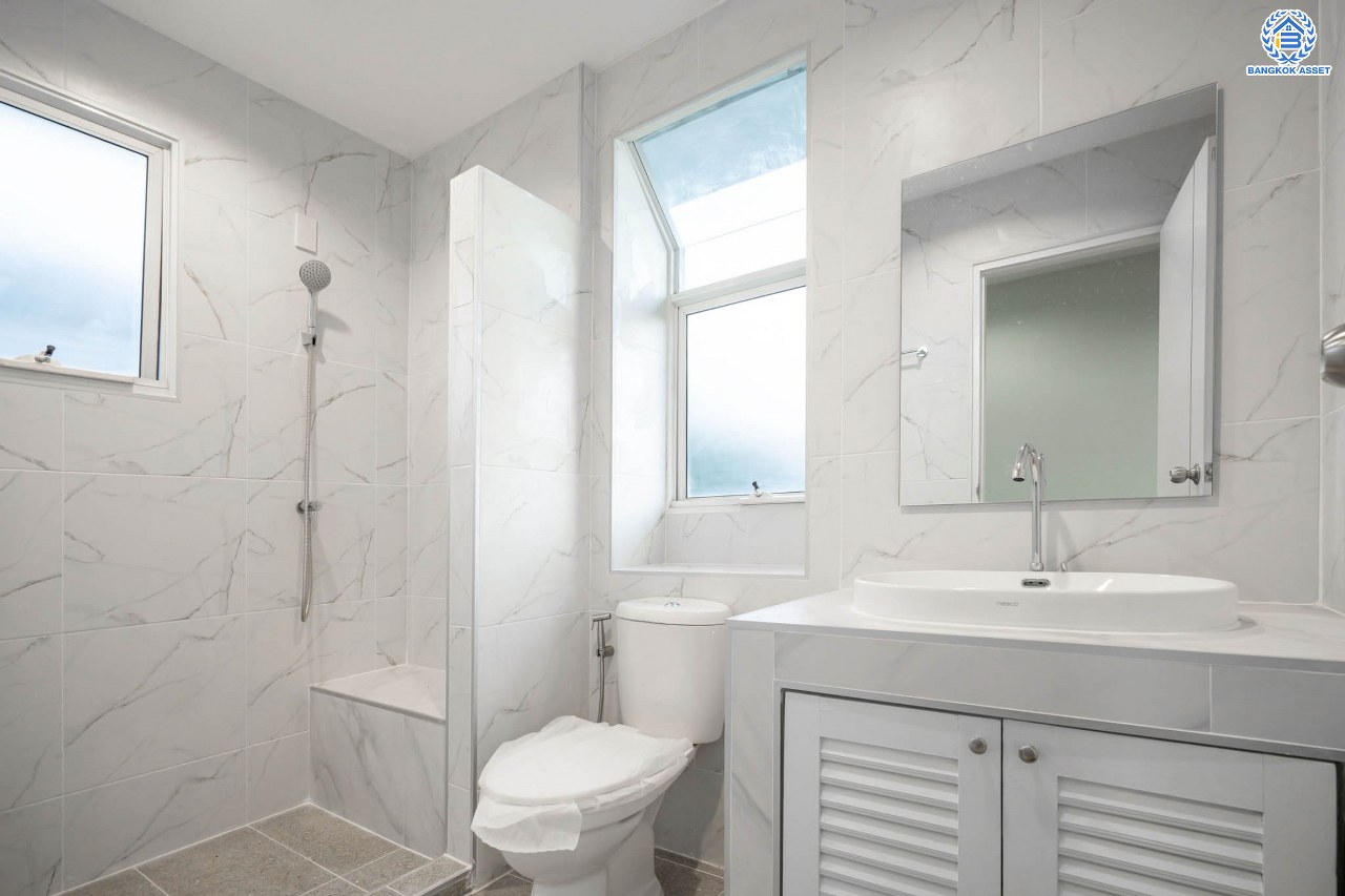 บ้านมือสองตกแต่งใหม่ โครงการ มัณฑนา วัชรพล-รามอินทรา2 หลังมุม เนื้อที่ 74.2 ตร.ว. ฟังก์ชัน 3 ห้องนอน 3 ห้องน้ำ จอดรถได้ 2 คัน พร้อม Living Room กว้างขวาง บนทำเลใจกลางเมือง! เชื่อมต่อทั้งถนนเกษตร-นวมินทร์, ลาดพร้าว, รัชโยธินฯ ใกล้ทางด่วน "รามอินทรา–อาจณรงค์" และรถไฟฟ้าสายสีน้ำตาล "สถานีโรงเรียนสตรีวิทยา2"...